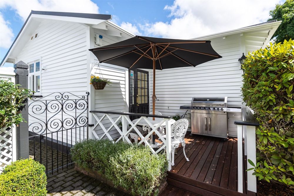 Can You Touch Up Your Walls Without Repainting the Entire Surface?